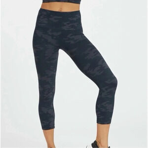 SPANX Black Camo Cropped Lamn Leggings Size Small NWT